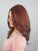 Peruka "Scarlet" bordowa z jaśniejszymi refleksami, włosy półdługie, lateksowym przedziałek, damska syntetyczna-termiczna
