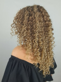 Peruka Lace Front "Carli" fryzura afroloki ciemny blond sombre, włosy długie, ręcznie tkana linia czoła i przedziałka, termiczna