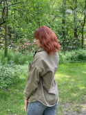 Peruka "Margaret" kolor rudy, włosy półdługie, falowane z grzywką, lateksowy przedziałek imitujący skórę, damska sytntetyczna