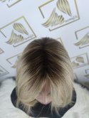Peruka "Ida" kolor blond ombre, fryzura włosy półdługie z efektem tapiru z grzywką, damska syntetyczna - termiczna