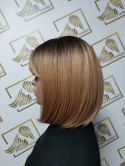 Peruka "Iga" kolor karmelowy blond sombre, fryzura Bob włosy półdługie proste z grzywka, damska syntetyczna - termiczna