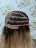 Peruka "Joanna" kolor ciepły blond ombre z odrostami, fryzura włosy półdługie proste grzywką, damska syntetyczna - termiczna