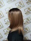 Peruka "Joanna" kolor ciepły blond ombre z odrostami, fryzura włosy półdługie proste grzywką, damska syntetyczna - termiczna
