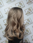 Peruka "Luna" kolor beżowy blond ombre, fryzura włosy długie falowane bez grzywki, damska syntetyczna - termiczna