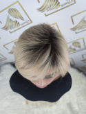 Peruka "Syntia" kolor blond ombre z ciemnym odrostem, fryzura włosy proste z efektem tapiru, damska syntetyczna - termiczna