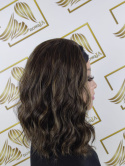 Peruka "Yara" z opaską, kolor karmelowy brąz, fryzura półdługie kręcone włosy z czarna opaską, damska syntetyczna - termiczna