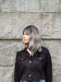 Peruka "Margaret'' kolor szary ombre, włosy z grzywką falowane, syntetyczno-termiczne dł. włosa ok. 40cm, czepek ok.58cm