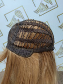 Peruka "Kaja" kolor miodowy blond, fryzura włos prosty z grzywką i lateksowym przedziałkiem, damska syntetyczna - termiczna
