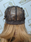 Peruka "Kaja" kolor miodowy blond, fryzura włos prosty z grzywką i lateksowym przedziałkiem, damska syntetyczna - termiczna