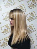 Peruka "Kama" kolor ciepły blond balayage, fryzura włosy półdługie proste z dłuższą grzywką, damska syntetyczna - termiczna