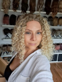 Peruka Lace Front "Carli" fryzura afroloki blond, włosy długie, ręcznie tkana linia czoła i przedziałka, syntetyczna-termiczna