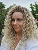 Peruka Lace Front "Carli" fryzura afroloki blond, włosy długie, ręcznie tkana linia czoła i przedziałka, syntetyczna-termiczna
