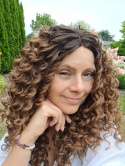 Peruka Lace Front "Carli" fryzura afroloki brąz, włosy długie, ręcznie tkana linia czoła i przedziałka, syntetyczna-termiczna